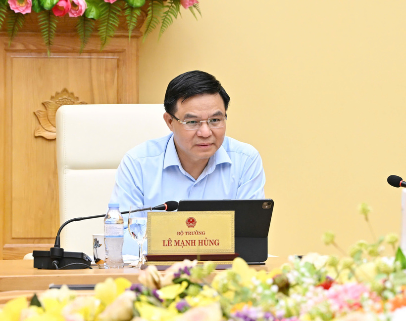 Minister of Industry and Trade Le Manh Hung delivers remarks at the working session with the Department of Foreign Market Development.
