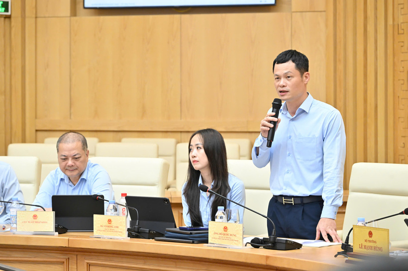 Do Quoc Hung, Acting Director of the Department of Foreign Market Development, delivers a report at the working session. Photo: Can Dung.