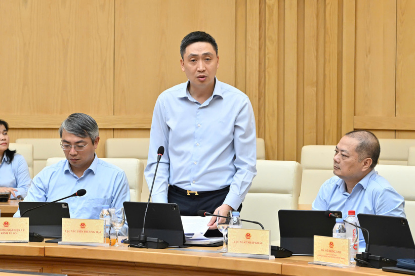 Representatives of units under the Ministry of Industry and Trade discuss the implementation results of the Department of Foreign Market Development in the first four months of 2026. Photo: Can Dung.