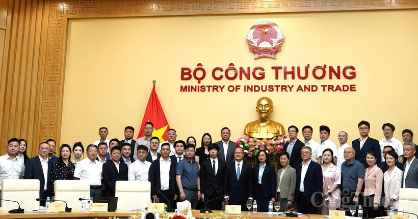The business delegation takes a group photo at MoIT headquarters