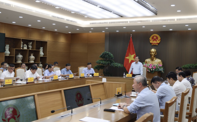 Standing Deputy Prime Minister Pham Gia Tuc also provides guidance on special mechanisms for grid investment projects, prioritising transmission lines to relieve capacity constraints and facilitate electricity imports. Photo: VGP