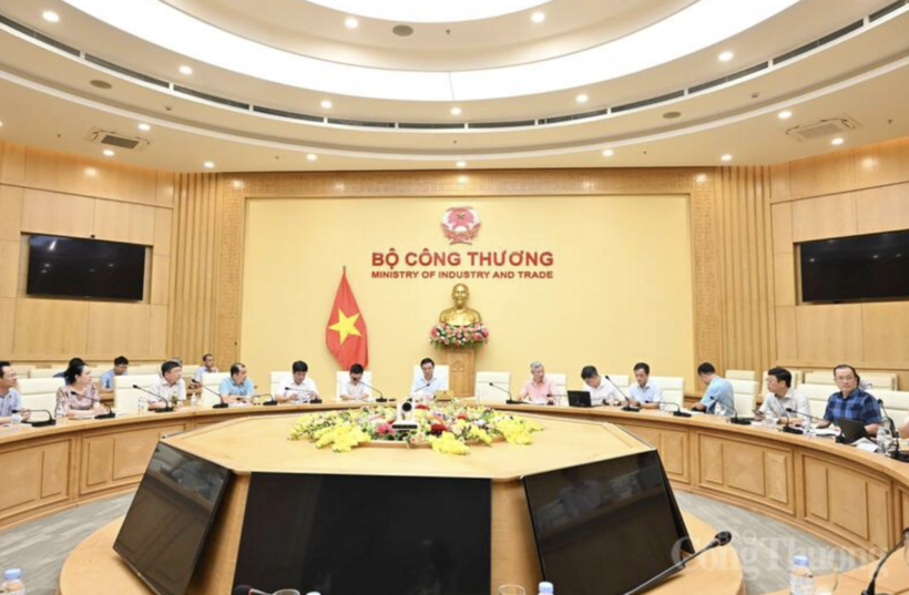 Amid the severe heatwave, on May 24, 2026, Minister of Industry and Trade Le Manh Hung and Deputy Minister Truong Thanh Hoai convened a meeting with relevant agencies to discuss measures to ensure electricity supply. Photo: Can Dung.