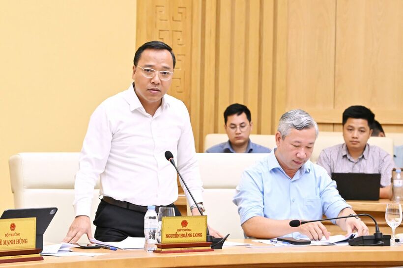 Deputy Minister Nguyen Hoang Long addresses the conference.