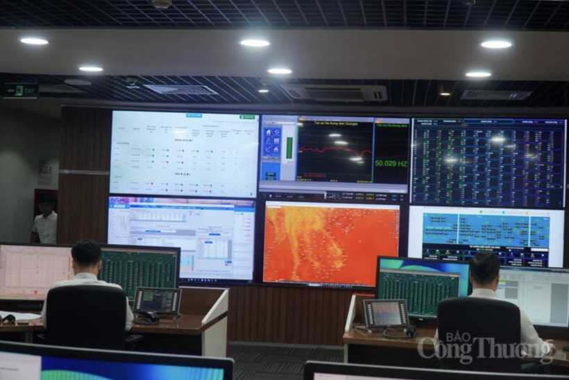 Electricity demand has surged amid the intense heatwave, with the national power system continuously recording new peak load records. Photo: Thu Huong.