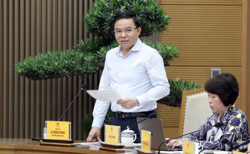 Minister of Industry and Trade Le Manh Hung delivers a report at the meeting. Photo: VGP