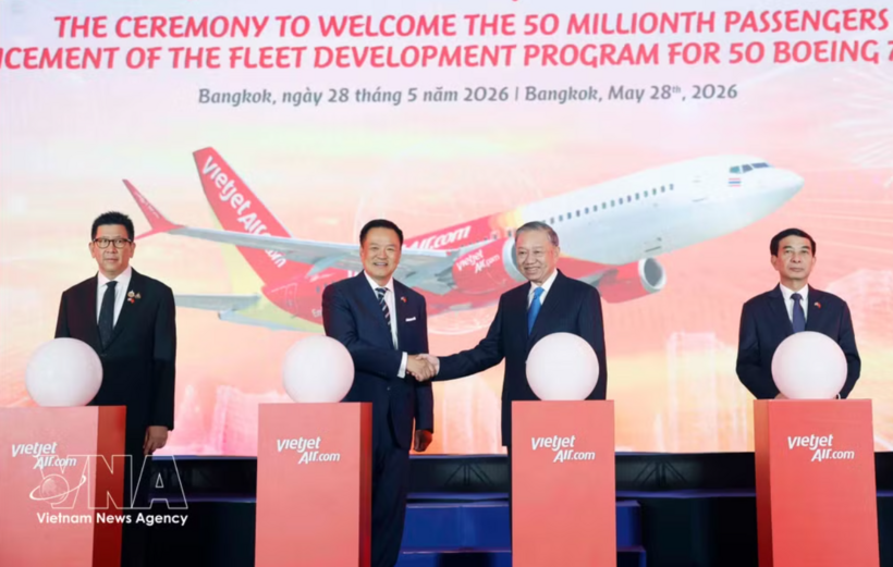 General Secretary of the Communist Party of Vietnam Central Committee and State President To Lam and Thai Prime Minister Anutin Charnvirakul witness the announcement of Vietjet Air’s fleet development programme involving 50 Boeing 737-8 aircraft. (Photo: VNA)