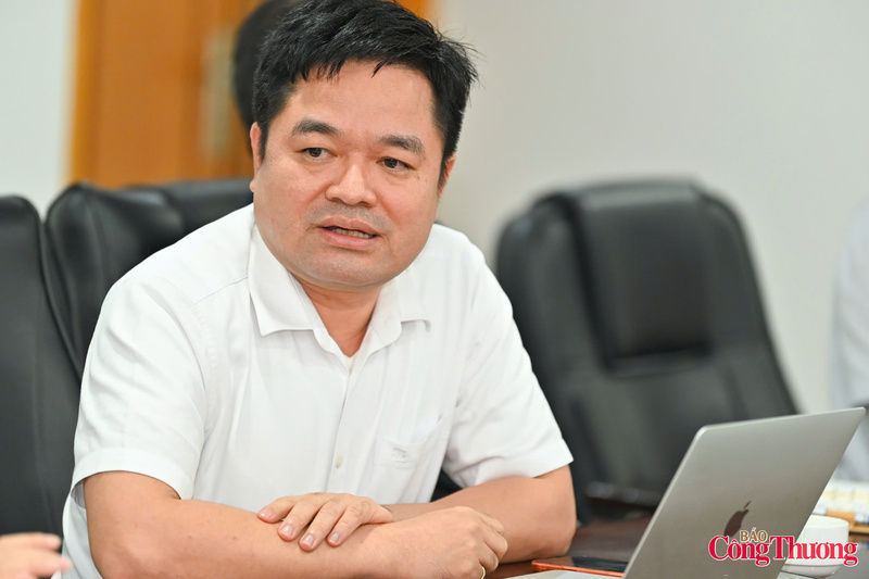 Editor-in-Chief of the Newspaper of Industry and Trade Nguyen Van Minh delivers remarks at the meeting. Photo: Nam Nguyen
