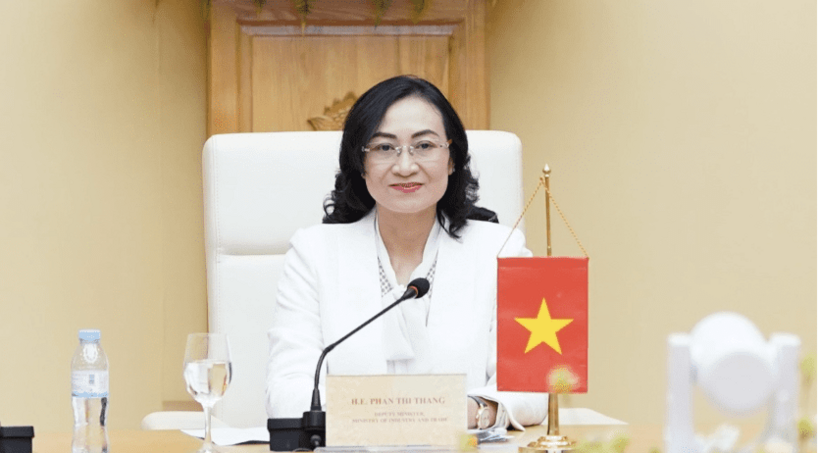 Deputy Minister of Industry and Trade Phan Thi Thang at the meeting.
