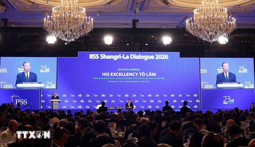 Party General Secretary and State President To Lam delivers a keynote address at the 23rd Shangri-La Dialogue and answers questions from delegates. (Photo: VNA)