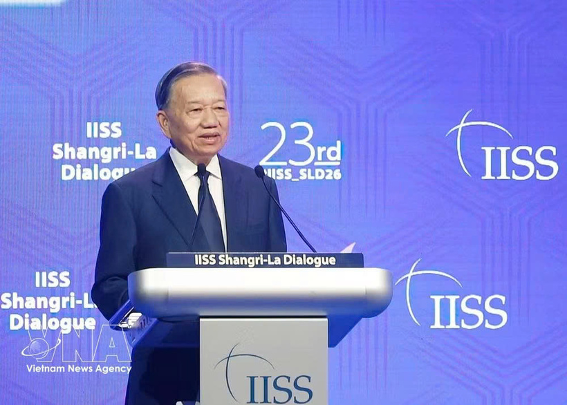 Party General Secretary and State President To Lam delivers the keynote address at the 23rd Shangri-La Dialogue and answers questions from delegates. (Photo: VNA)