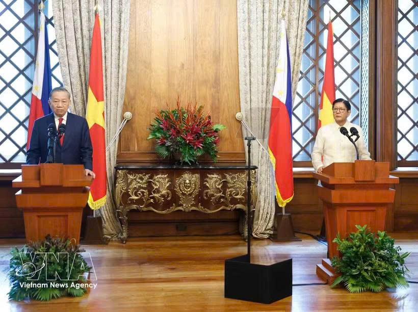 General Secretary of the Communist Party of Vietnam Central Committee and State President To Lam (left), and Philippine President Ferdinand Romualdez Marcos Jr. meet with the press to announce the results of their earlier talks. Photo: VNA