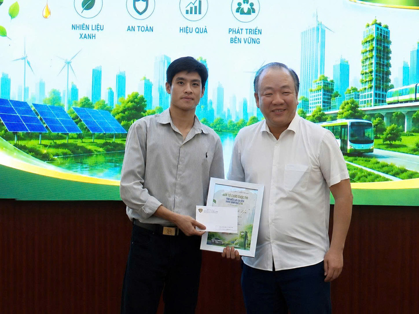 The Organizing Panel presents a certificate to the first prize winner of the online competition round. Photo: The Domestic Market Management and Development Agency
