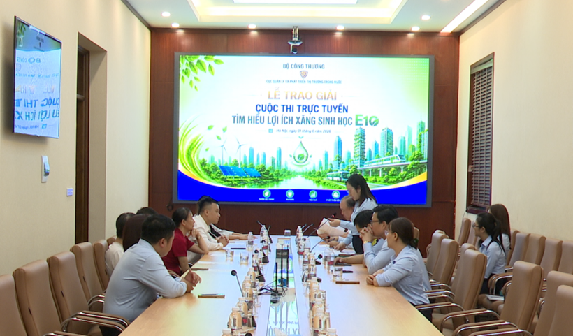 Award ceremony for individuals winning prizes in the online competition round. Photo: The Domestic Market Management and Development Agency