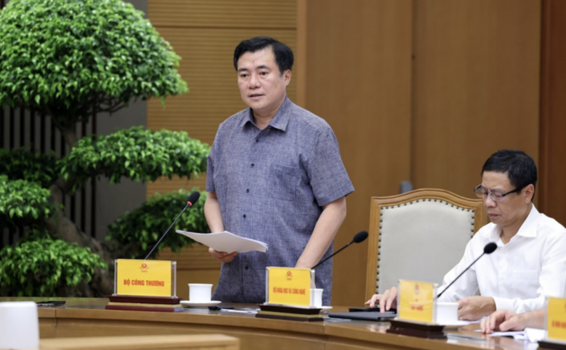 Deputy Minister of Industry and Trade Nguyen Sinh Nhat Tan delivers a report at the meeting. Photo: VGP