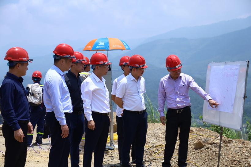 The MoIT inspection delegation is introduced to the research project on developing an automated monitoring, forecasting and early warning system for slope stability and tailings dam safety at TKV Minerals Corporation's copper mines.