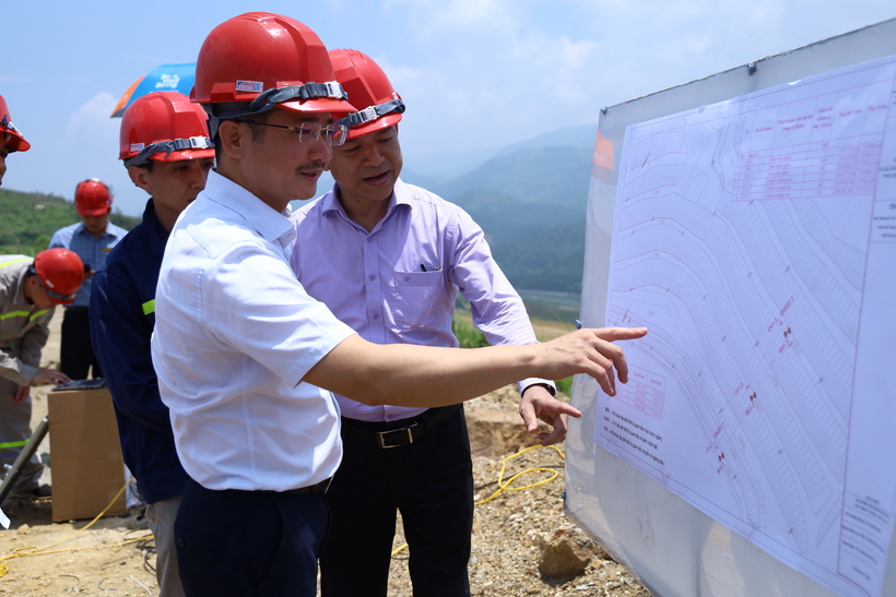 Deputy Director of  Industrial Safety Techniques and Environment Agency Trinh Van Thuan and the MoIT delegation inspect the monitoring and safety supervision system at Sin Quyen Copper Mine.
