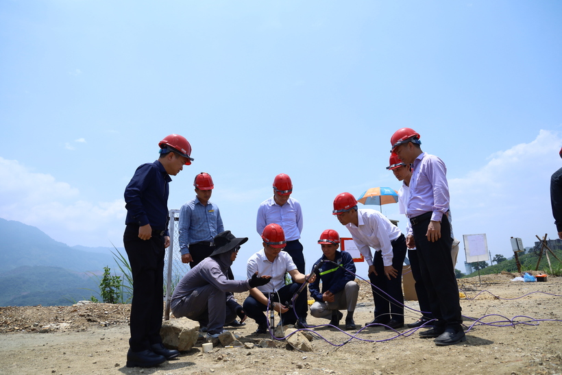 Representatives of the research team introduce the automated monitoring, forecasting and early warning system for slope and tailings dam safety to the MoIT inspection delegation.