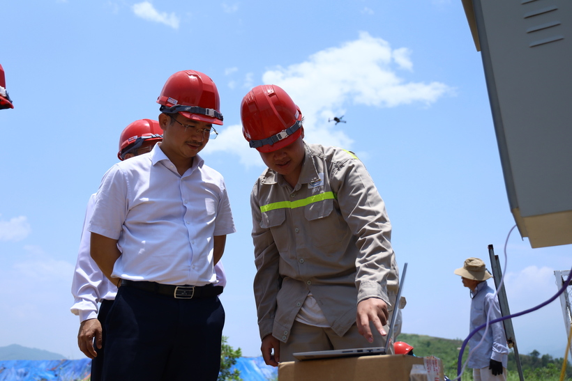 All data collected from GPS devices monitoring surface displacement, groundwater level sensors and subsurface displacement sensors are continuously transmitted to the control center.