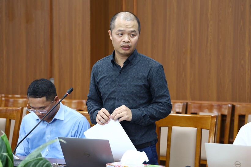 Vu Dinh Hung reports at the working session.