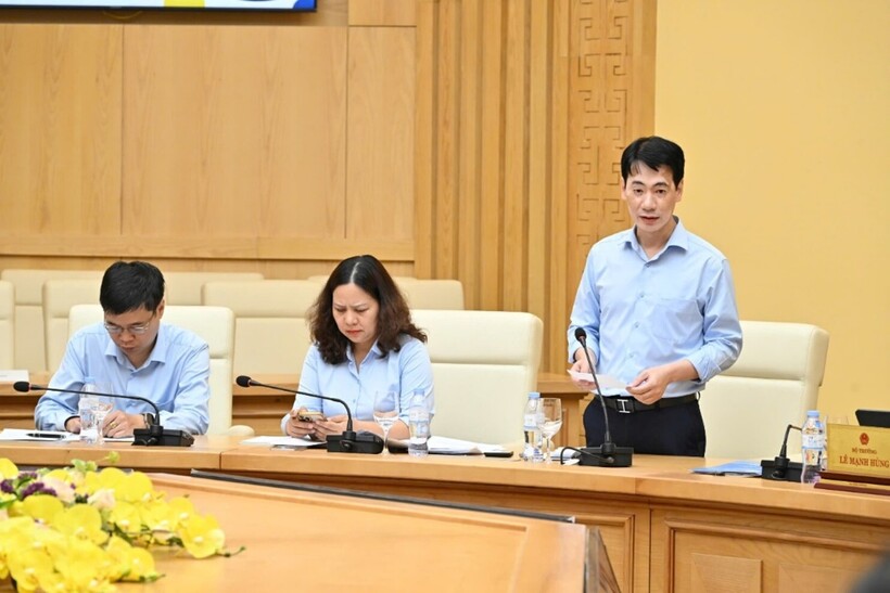 Ta Hoang Linh, Chief of the Office of the Inter-sectoral Steering Committee for International Economic Integration, delivers a report at the working session.