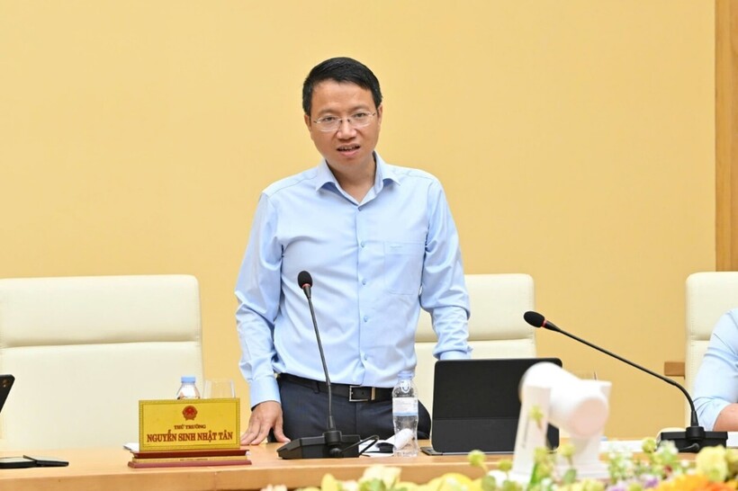 Le Trieu Dung, Director of the Multilateral Trade Policy Department, reports at the working session.