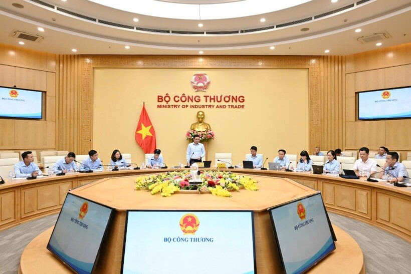 Minister of Industry and Trade Le Manh Hung chairs a working session with the the Multilateral Trade Policy Department and the Office of the Inter-sectoral Steering Committee for International Economic Integration.