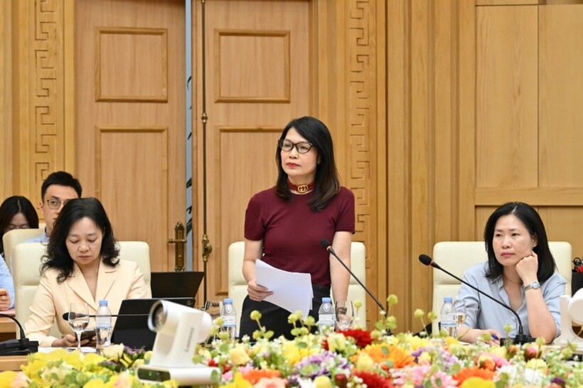 Delegates speak at the working session.