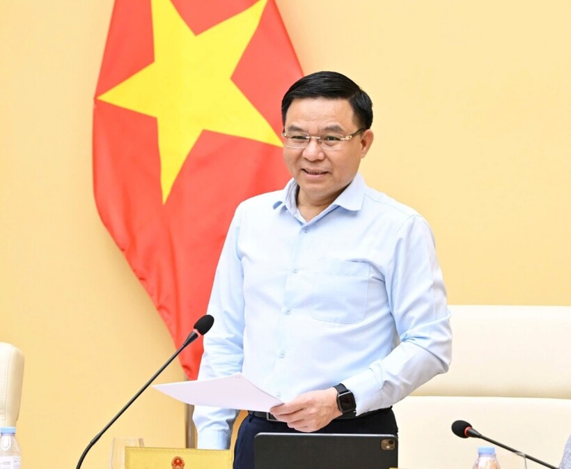 Minister of Industry and Trade Le Manh Hung delivers remarks at the working session.