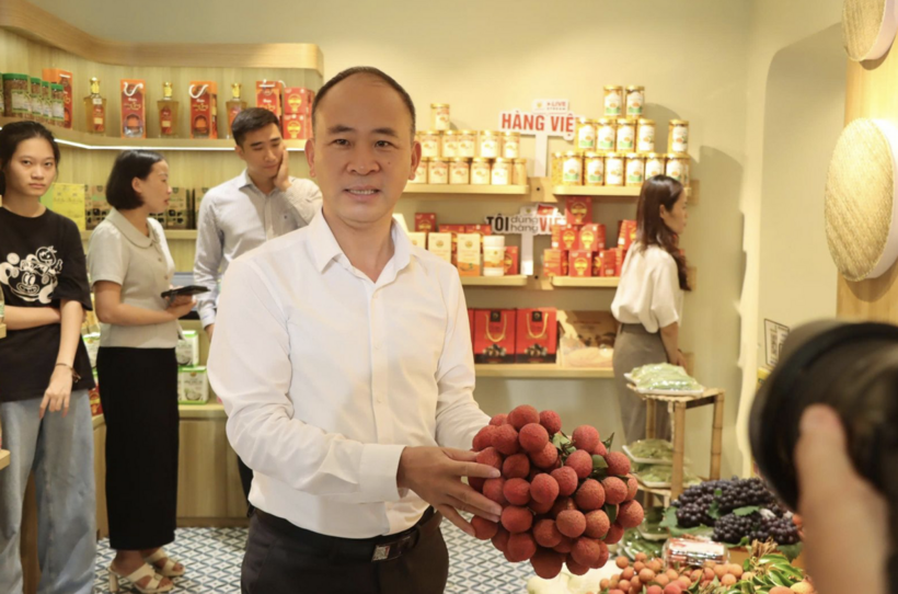 Nguyen The Thi, Deputy Director of the Bac Ninh Department of Industry and Trade, introduces lychee products. Photo: Bao Trung