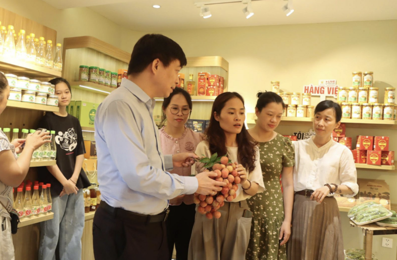Consumers explore products at the event. Photo: Bao Trung