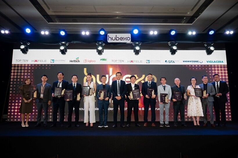 Top 10 Architects winners' representatives receive awards (Photo courtesy of Hubexo)