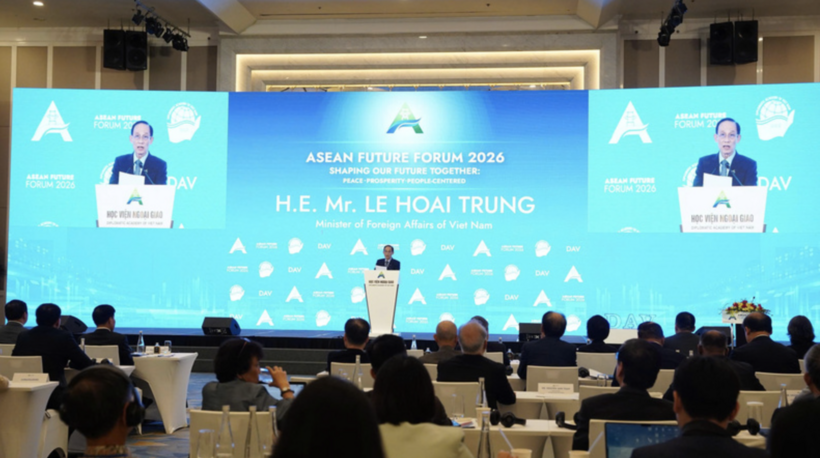 Foreign Minister Le Hoai Trung delivers remarks at the closing session.