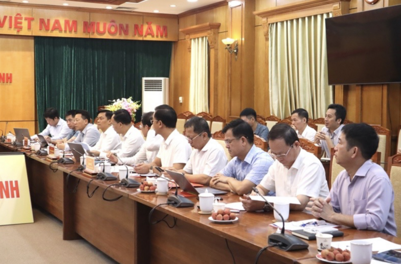 Representatives of Bac Ninh province, power corporations, electricity enterprises and project investors operating in the province. Photo: Phuong Trang