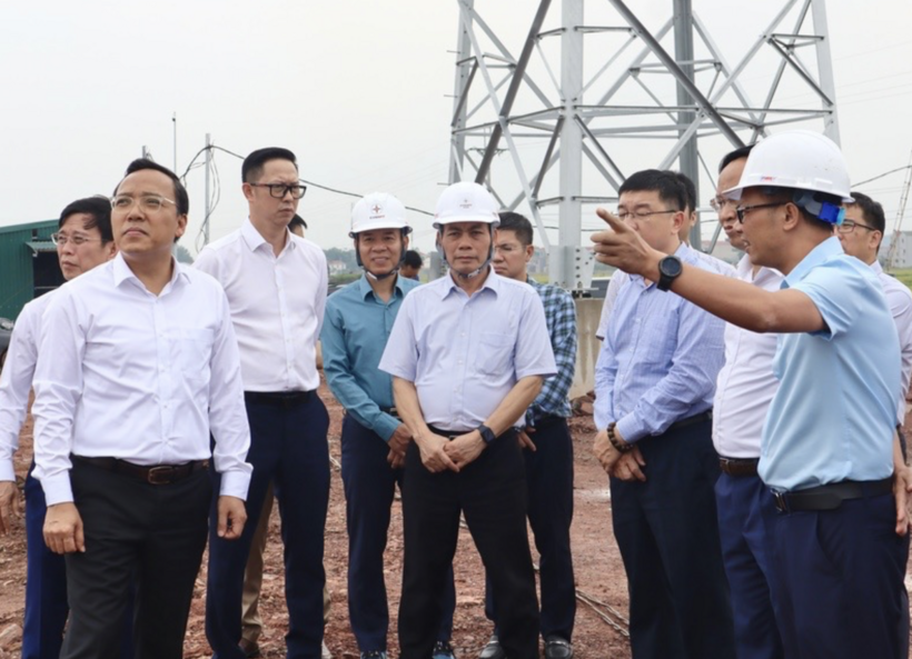 Deputy Minister Nguyen Hoang Long inspects the Bac Ninh 500-kV substation and associated connection lines on June 11. Photo: Phuong Trang