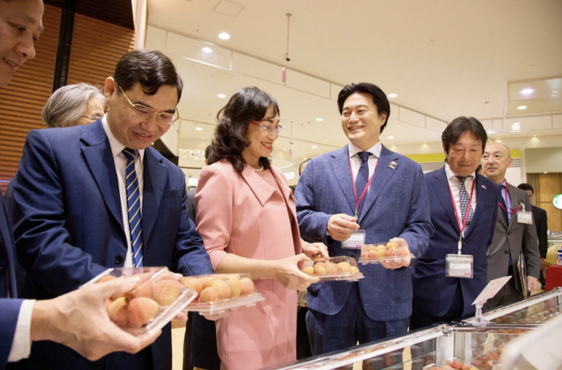 Deputy Minister of Industry and Trade Phan Thi Thang visits exhibition booths at Vietnam Goods Week 2026.