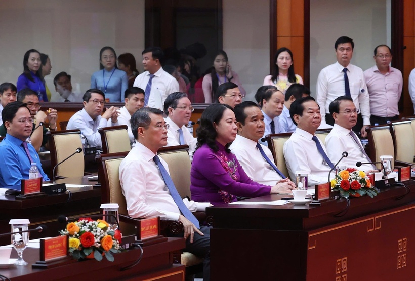 Politburo member, Prime Minister and Chairman of the Central Emulation and Commendation Council Le Minh Hung, together with delegates, attends the launch ceremony of the emulation campaign. Photo: VGP
