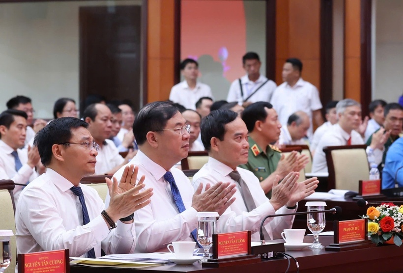 Pham Gia Tuc, Politburo member and Standing Deputy Prime Minister; Tran Luu Quang, Politburo member and Secretary of the Ho Chi Minh City Party Committee; and Nguyen Van Thang, member of the Party Central Committee and Deputy Prime Minister, attend the launch ceremony of the emulation campaign. Photo: VGP