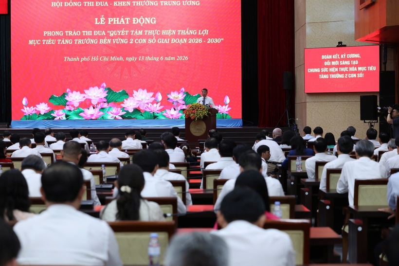 Prime Minister Le Minh Hung calls on every citizen to regard emulation as a voluntary action and an intrinsic need, starting from the smallest daily tasks, performing everyday work better and demonstrating greater creativity in labor. Photo: VGP