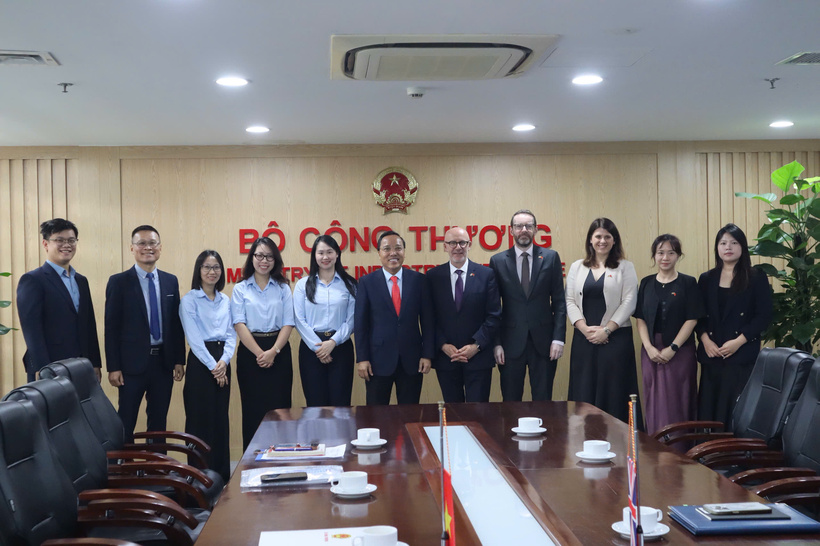 Vietnam and UK deepen economic and energy cooperation - 4