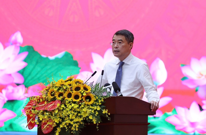 Prime Minister Le Minh Hung delivers remarks launching the emulation movement. Photo: VGP