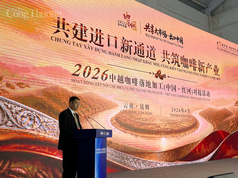 Li Yi, Deputy Director of the Yunnan Provincial Department of Commerce, delivers the opening remarks at the conference. Photo: Vietnam Trade Promotion Agency.