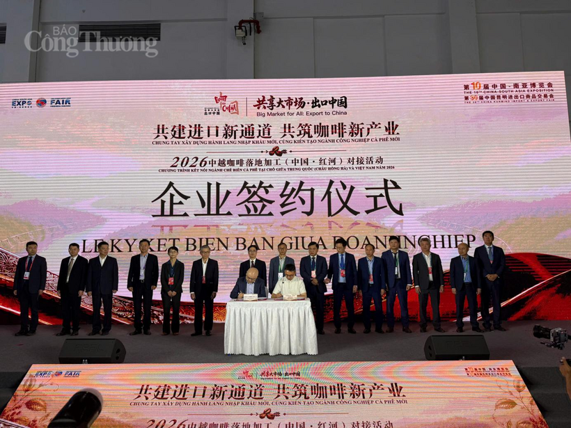 The signing ceremony between Yunnan China Coffee Experimental Science and Technology Co., Ltd. and the Buon Ma Thuot Branch of Intimex Group Joint Stock Company of Vietnam. Photo: Vietnam Trade Promotion Agency