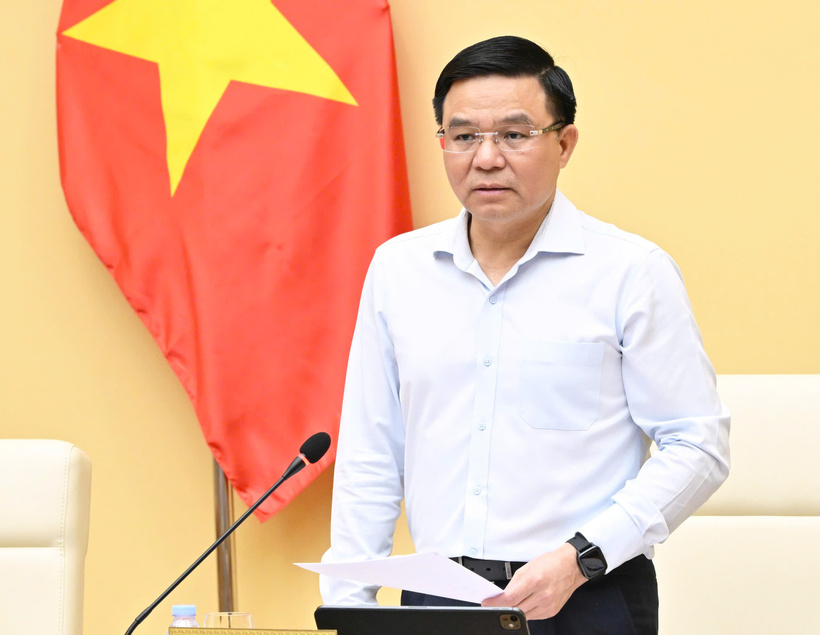 Minister of Industry and Trade Le Manh Hung speaks at the meeting.