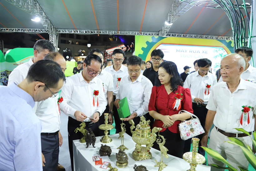 This year’s exhibition brings together 300 booths from enterprises, cooperatives, rural industrial establishments, and traditional craft villages