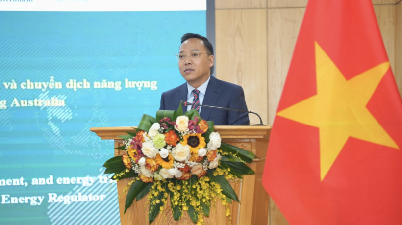 Deputy Minister of Industry and Trade Nguyen Hoang Long speaks at the signing ceremony.