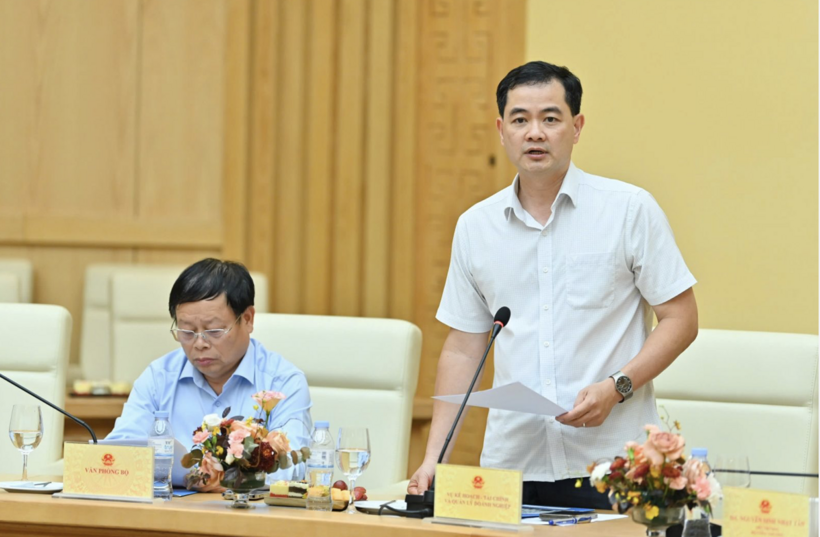 Bui Huy Son, Director of the Department of Planning, Finance and Enterprise Management, provides updates at the meeting. Photo: Nam Nguyen