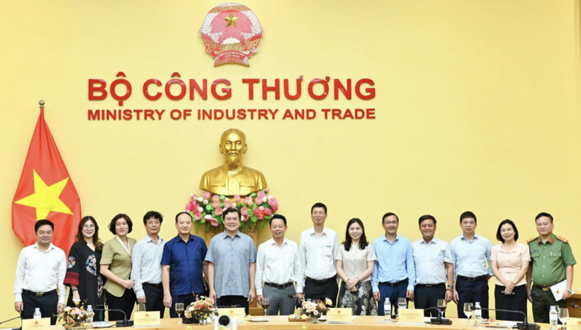 Deputy Minister Nguyen Sinh Nhat Tan and leaders of media organizations pose for a commemorative photo at the meeting. Photo: Nam Nguyen