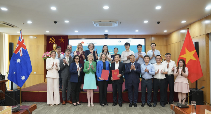 Signing ceremony of the memorandum of understanding on cooperation in electricity regulation, electricity market development, and energy transition between the Electricity Authority of Vietnam and the Australian Energy Regulator.