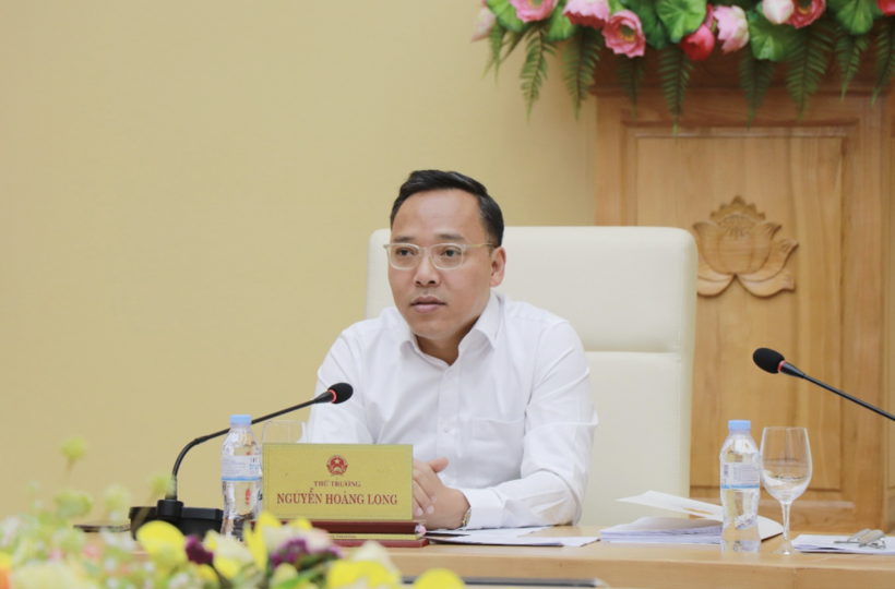 Deputy Minister Nguyen Hoang Long chairs the meeting.