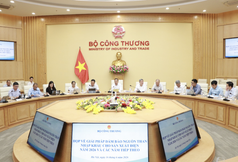 Representatives of the MoIT-affiliated units and organizations supplying and consuming coal for power generation attend the meeting.